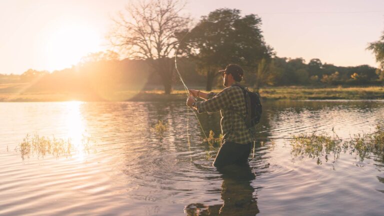 Angler angelt bei Sonnenuntergang