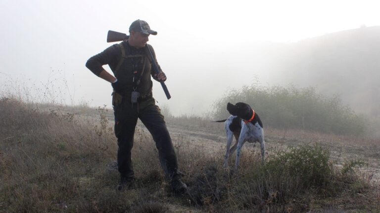 Jäger mit Hund im Nebel